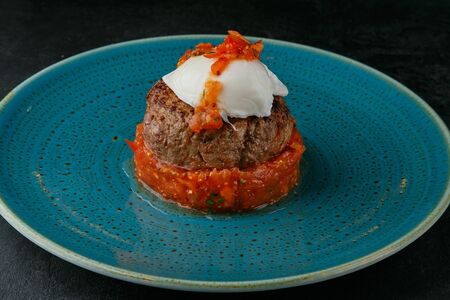 Бифштекс из мраморной говядины с яйцом пашот