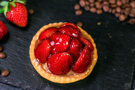 Тарталетка с клубникой