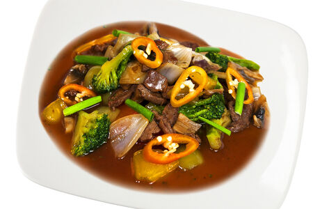 Кусочки говядины, жаренные с брокколи и овощами