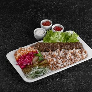 Люля-кебаб из баранины с гарниром, салатом и соусами