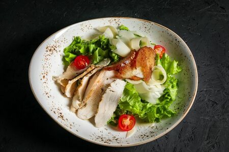 Салат Цезарь с цыпленком