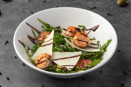 Салат Руккола с пармезаном и креветками