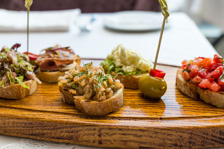 Брускетта с маринованным лососем