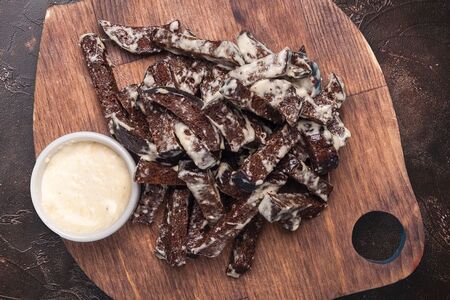 Сухарики с чесночным соусом и сыром