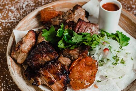 Cвинoй шашлык в томатах