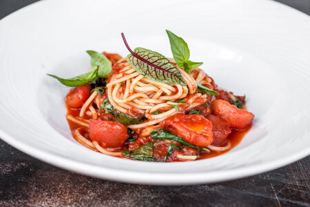 Спагетти с помидорами черри
