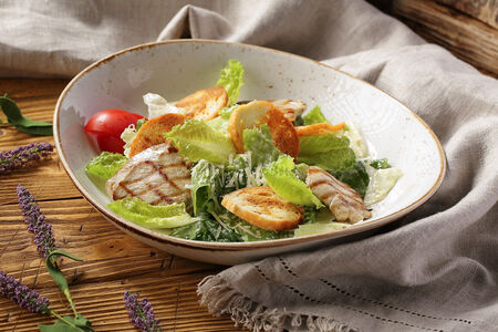 Салат Цезарь с курицей