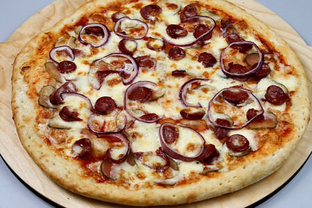 Пицца с охотничьими колбасками