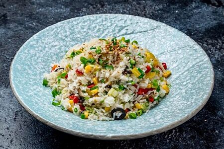 Жареный рис с овощами