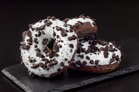 Донат с шоколадной начинкой