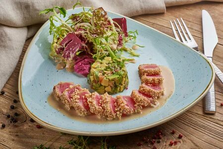 Салат из тунца в кунжутной панировке