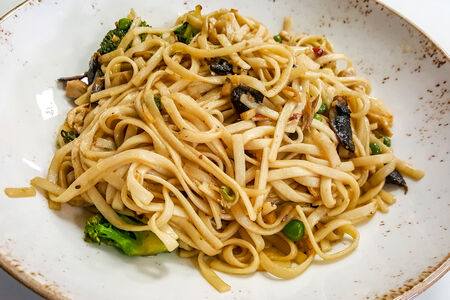 Лапша с курицей и овощами