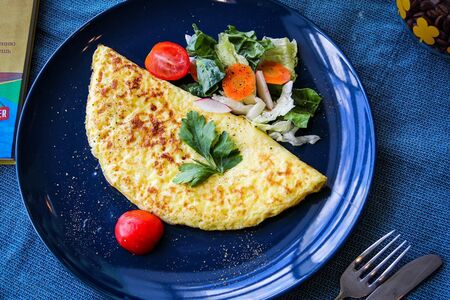 Омлет из трех яиц с тостами