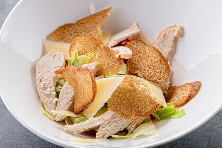 Салат Цезарь с курицей