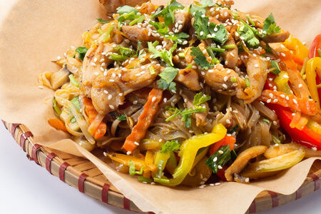 Рисовая лапша с курицей