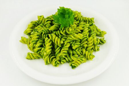 Макароны с соусом песто