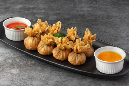 Жареные пельмени со свининой Кео Кроп Му