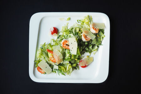 Салат с тигровыми креветками, рукколой и пармезаном