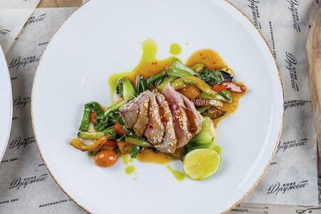 Тунец в кунжуте