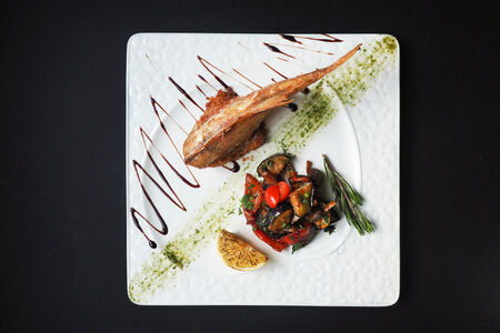 Морской окунь с овощным гарниром