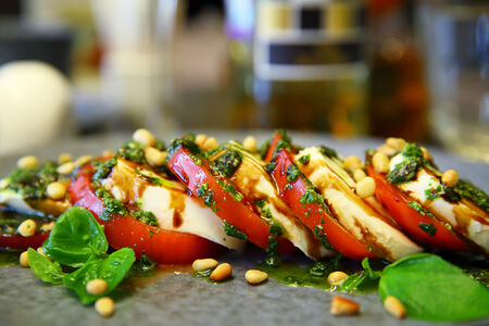 Капрезе с соусом песто