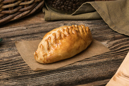 Пирожок с мясом и сельдереем