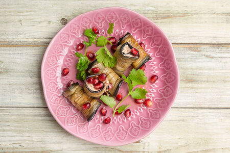 Рулетики из обжаренных баклажанов