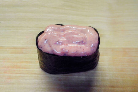 Спайси гункан с лососем