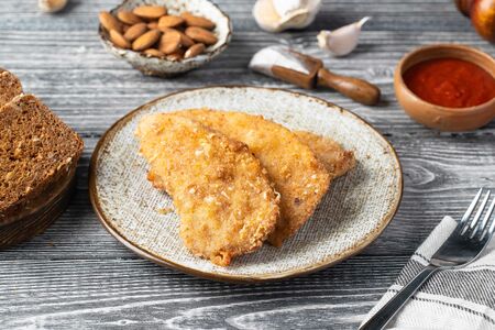 Куриное филе в миндально-сырной панировке