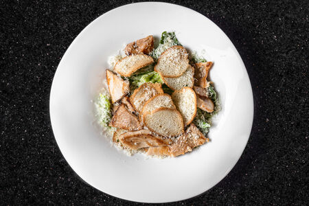 Салат Цезарь с курицей и гренками