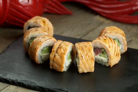 Ролл с запеченным лососем и тунцом