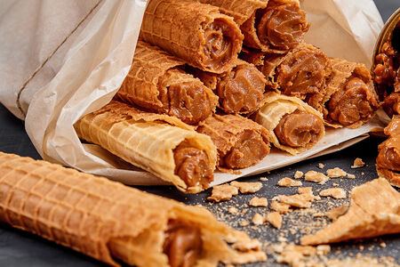 Вафельная трубочка со сгущенкой