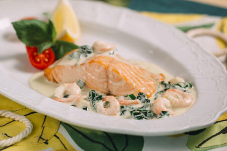 Филе лосося с креветками