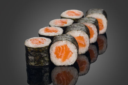 Маки с лососем