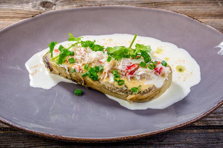 Печеный баклажан с камчатским крабом
