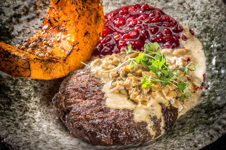 Бифштекс с грибным соусом, яйцом пашот и печёной тыквой