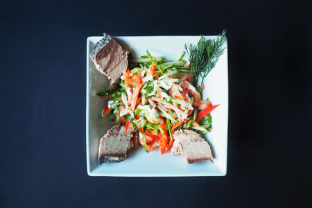 Салат из тунца с овощами и рукколой