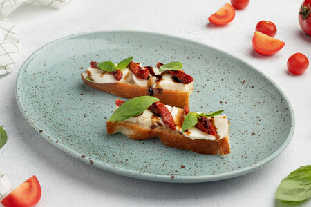 Тапас с сыром Моцарелла