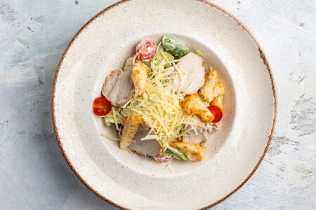 Салат Цезарь с курицей