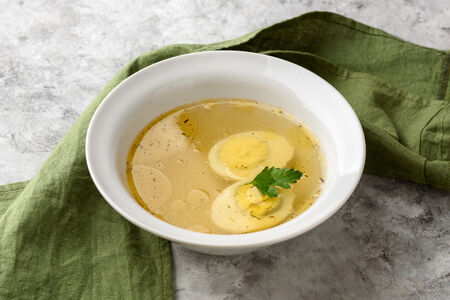 Бульон с яйцом