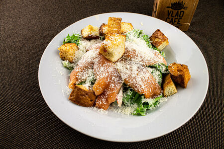 Салат Цезарь с семгой