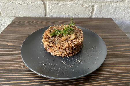 Гречка с луком и грибами
