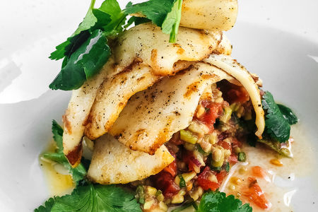 Кальмары гриль с домашним гуакамоле