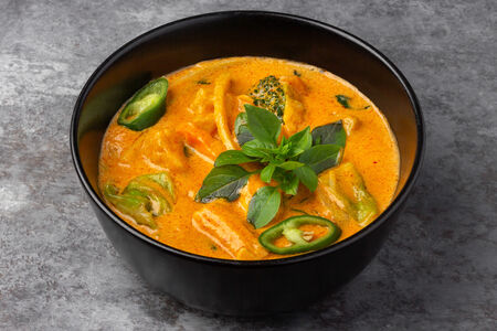 Красный карри с овощами Каенг Пет Пхак Руам