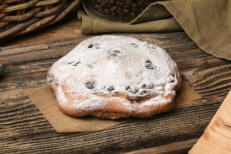 Слойка с черной смородиной