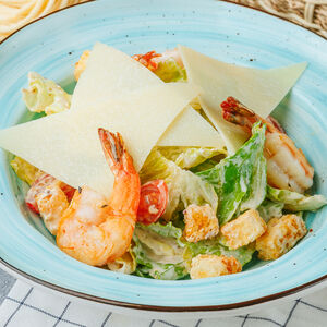 Салат Цезарь с креветками
