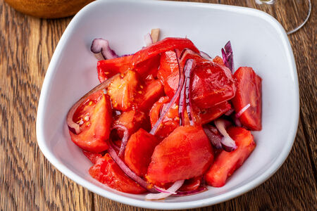 Салат с узбекскими томатами и красным луком