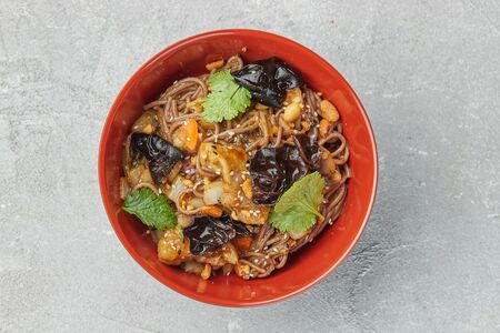 Яки Соба с говядиной / курицей / морепродуктами с соусом из черного перца