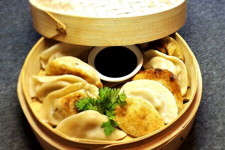 Пельмени китайские самолепные отварные со специальным соусом