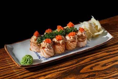 Опаленный ролл с лососем и острым тунцом